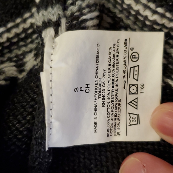 Old Navy fair isle sweater, size small - Picture 3 of 4
